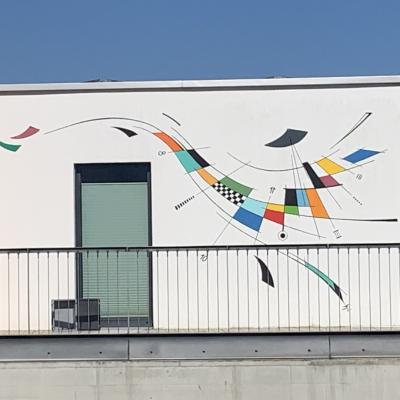 Fassade mit Sonnenuhr Grafisch